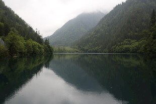 山间静谧湖景 绿意盎然