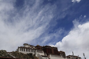 布达拉宫蓝天白云下的壮丽