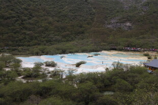 山间五彩斑斓的奇特水域