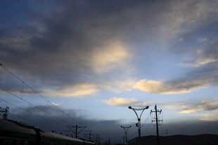 黄昏下的电线与绚丽云彩