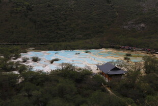 山间多彩湖泊与小屋景观