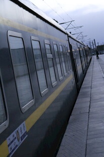 停靠站台的一列火车