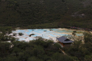 山间多彩湖泊与小屋