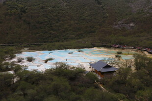 山间多彩湖泊与小屋