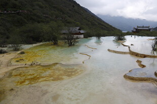 五彩斑斓的山间温泉奇景