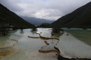 山间五彩水域独特景观