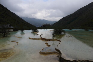 山间五彩斑斓的清澈池景