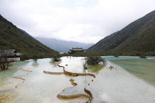 山间碧绿湖泊美景