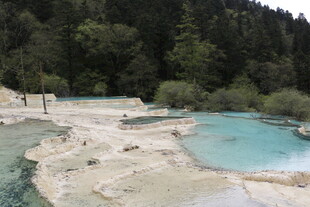 梦幻蓝绿色山间温泉池