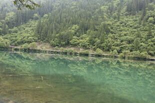 青山绿水间的澄澈湖泊