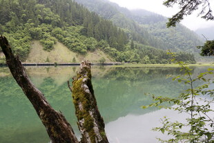 山林间的静谧湖水美景