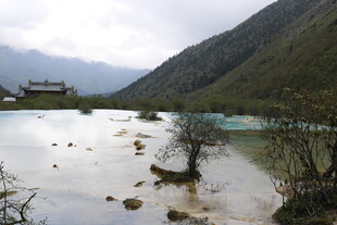 山间静谧湖泊美景