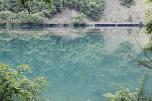 清澈湖水与周边绿意景致