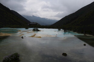 山间幽美湖泊景观