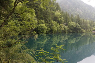 青山环抱的幽蓝静谧湖泊