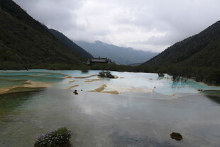 山间五彩湖泊美景