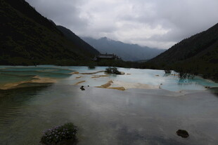 梦幻山水间的多彩湖泊