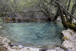山间清澈幽蓝的静谧水潭