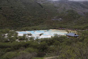 山间多彩湖泊景色
