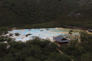 山间蓝湖旁的静谧小屋