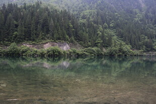 山林间的静谧湖泊