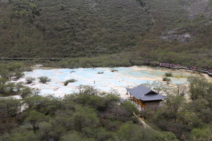 山间小屋旁的开阔雪景