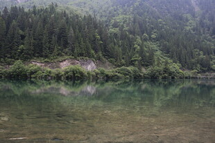 静谧山林中的清澈湖泊
