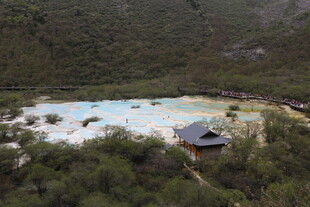 山间多彩湖泊与古朴建筑