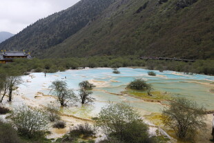 五彩斑斓的山间湖泊