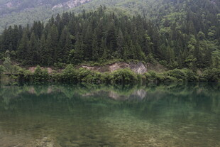 山林环绕的静谧清澈湖水