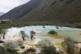 山间五彩斑斓的美丽湖泊