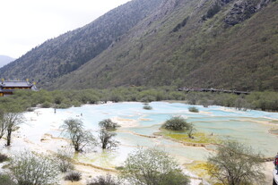山间多彩水域景观