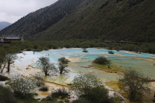 五彩斑斓的山间湖泊