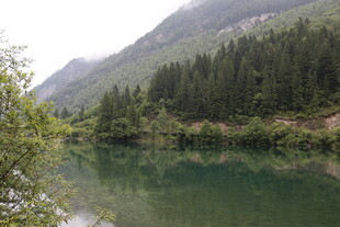 青山绿水间的静谧湖泊