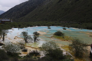 五彩斑斓的山间湖泊美景