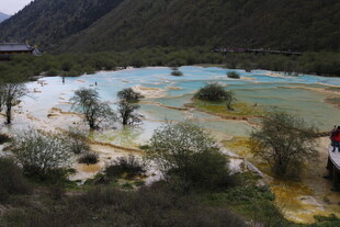 五彩斑斓的钙化池景观