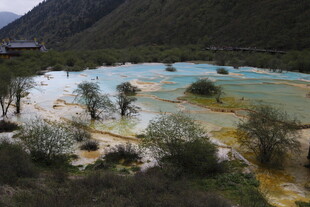 五彩斑斓的山间湖泊美景