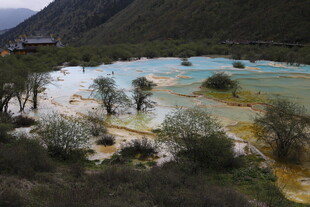 山间多彩水域风景