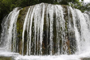 壮观瀑布水流倾泻而下