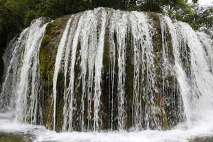 壮观瀑布水流倾泻而下