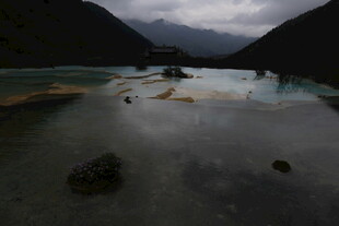 山间幽蓝湖泊美景