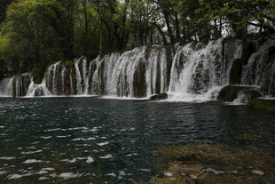 山间瀑布下的清幽水域