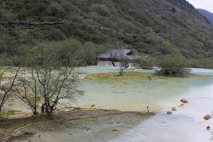 山间湖畔小屋自然景致