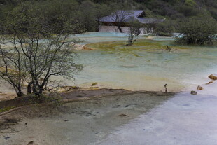 山间湖畔小屋自然景致