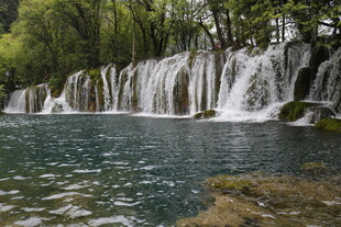 山间瀑布下的清澈潭水