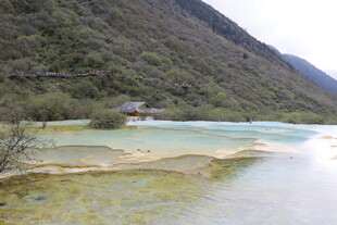 山间秀丽多彩的清澈水域