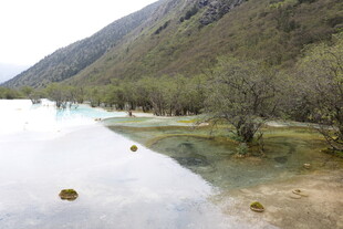 山间清澈湖泊自然美景