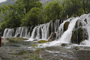 山间壮丽瀑布景观