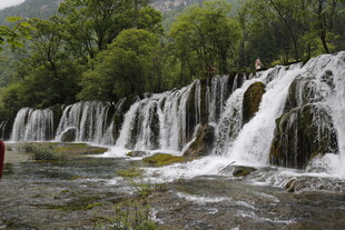 山间壮丽瀑布景观