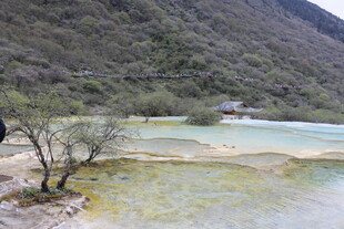 山间多彩钙化池美景